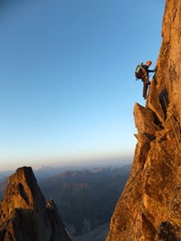Alpinist u stijeni